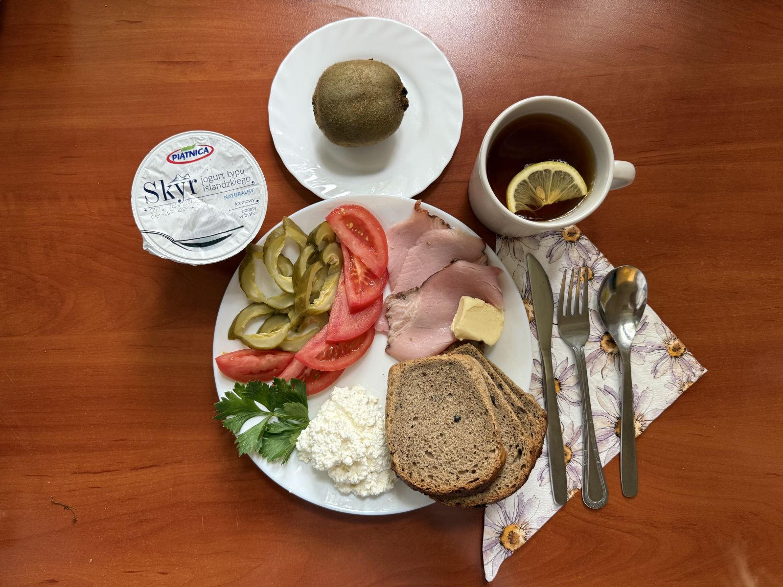 Chleb żytni, warzywa, wędlina, ser twarogowy, kiwi, skyr naturalny i herbata