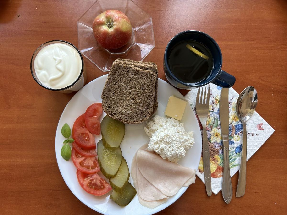 chleb żytni razowy, twaróg, węglina, ogórek kiszony, pomidor