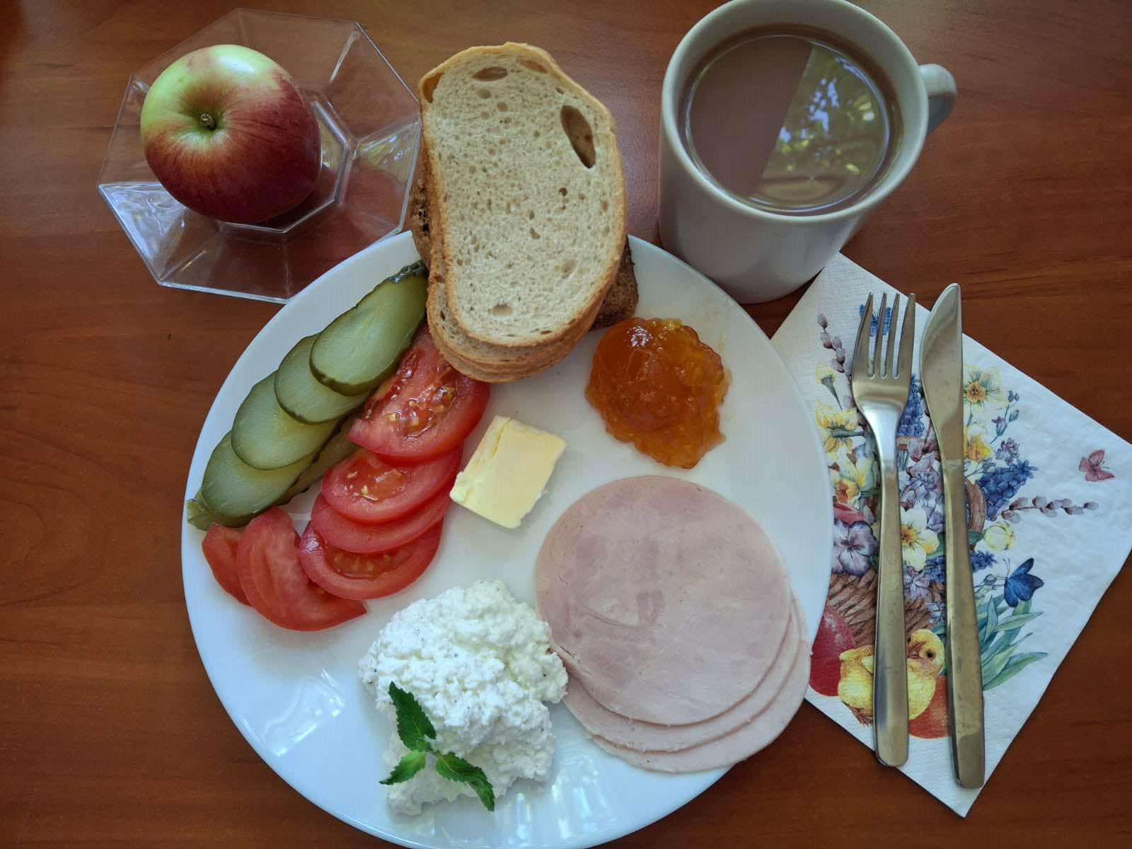 Kakao, chleb pszenny i żytni, warzywa, twarożek, wędlina, dżem