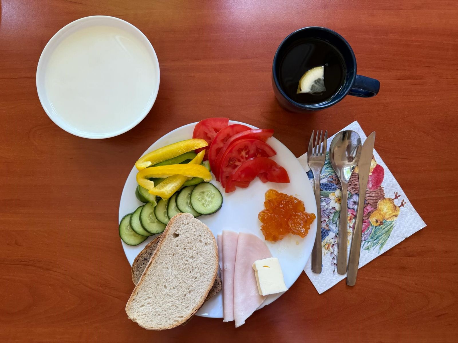 Makaron na mleku, pieczywo pszenne i żytnie, warzywa, wędlina, dżem i herbata