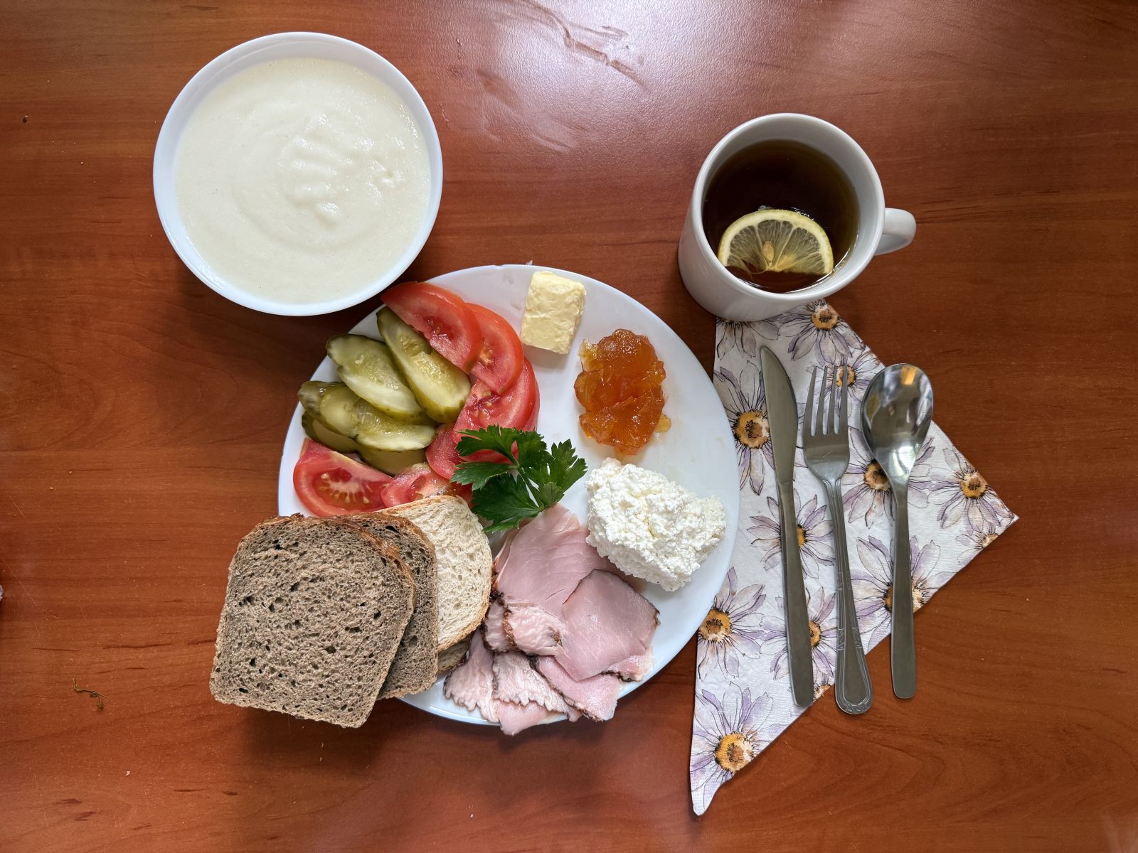 Kasza manna, chleb pszenny i żytni, warzywa, wędlina, twaróg, dżem i herbata