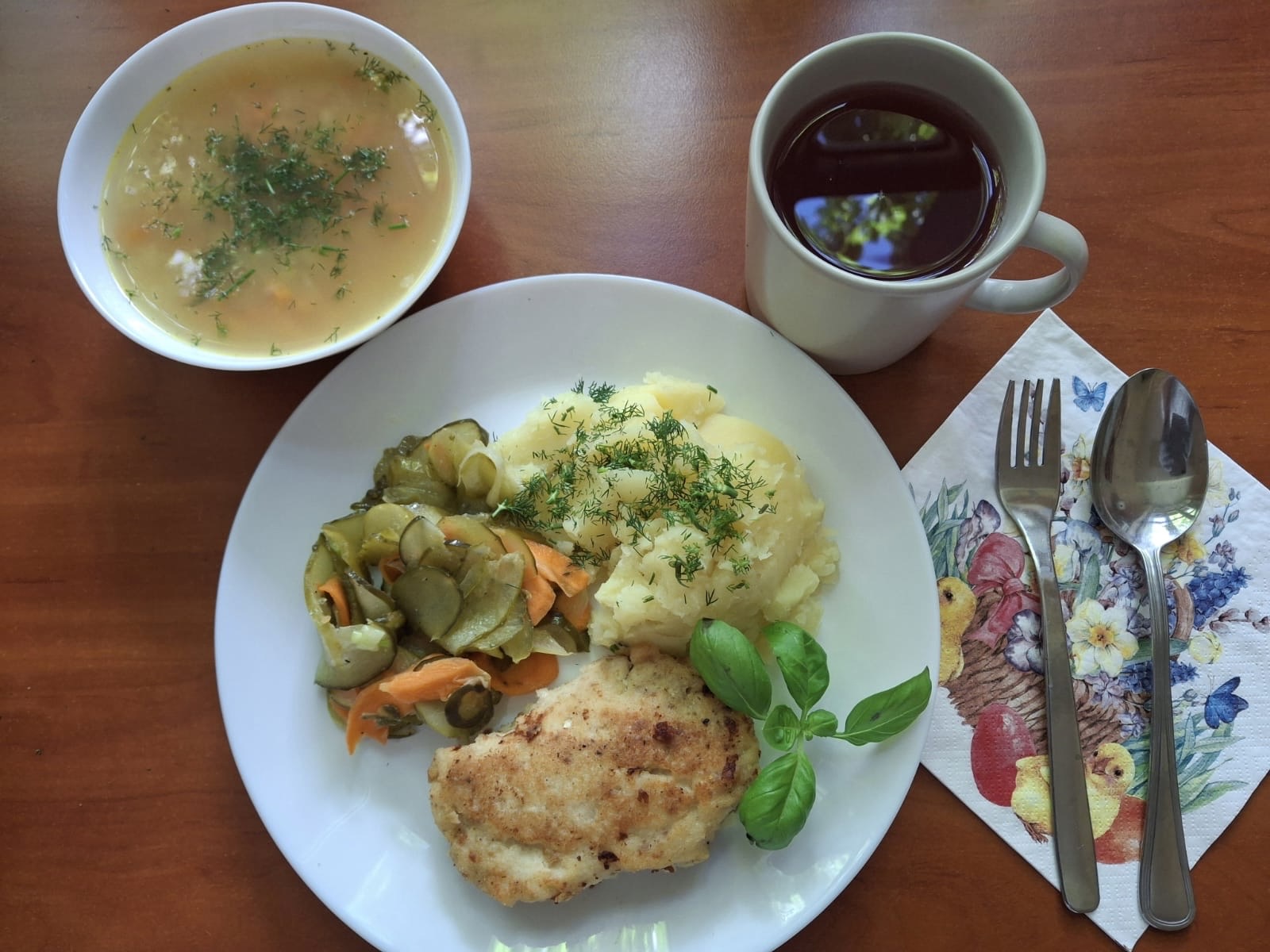 Zupa z soczewicą, kotlet rybny, ziemniaki, warzywa, kompot