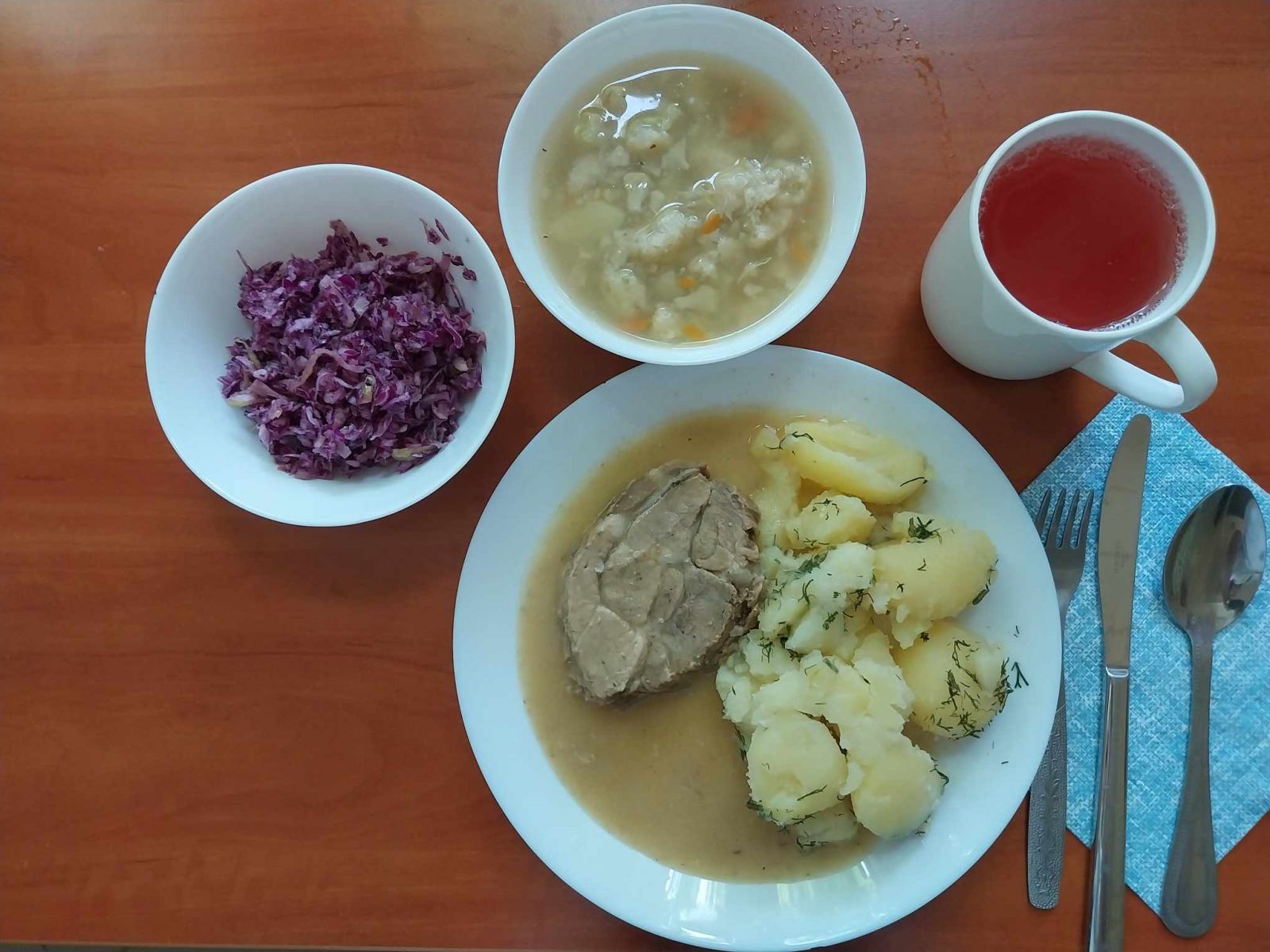 zupa kalafiorowa, kark&oacute;wka w sosie z ziemniakami, sur&oacute;wka z czerwonej kapusty, kompot