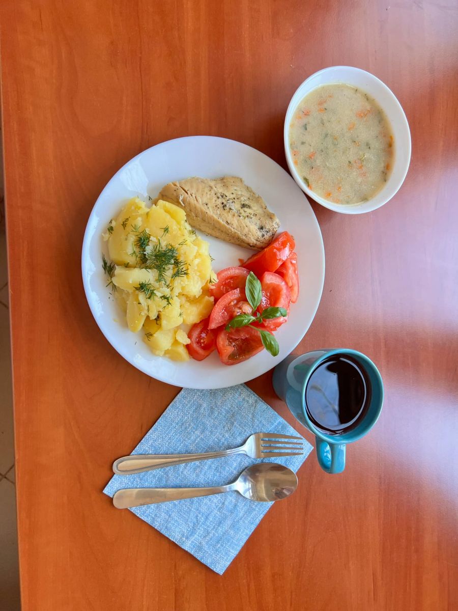 ziemniaki, ryba pieczona, pomidory w oliwie