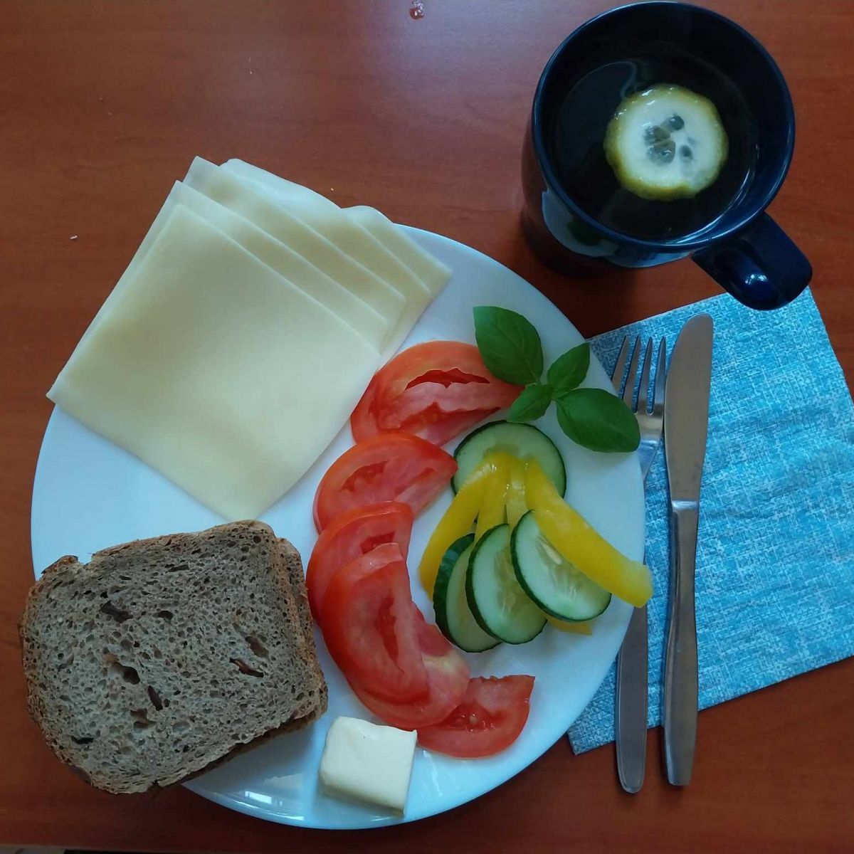 kanapki z serem i warzywami, herbata z cytryną