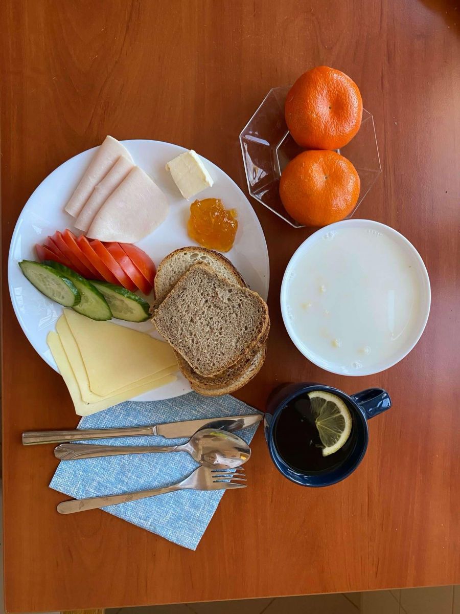 chleb, warzywa, ser, szynka, masło, dżem