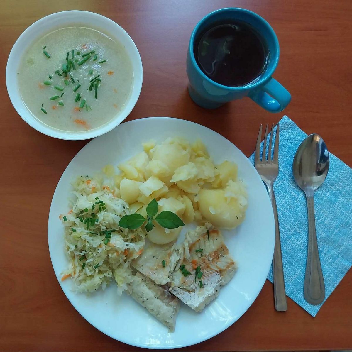 zupa wiosenna, filet rybny, ziemniaki, sur&oacute;wka z kiszonej kapusty, kompot