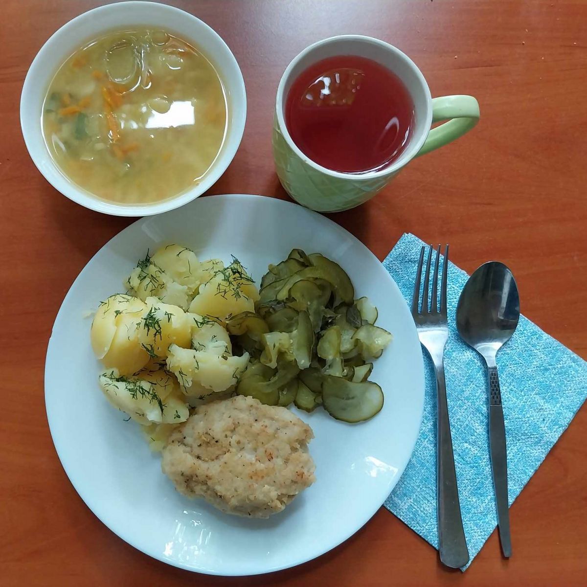 zupa z soczewicy, kotlet rybny, ziemniaki, og&oacute;rek kiszony, kompot