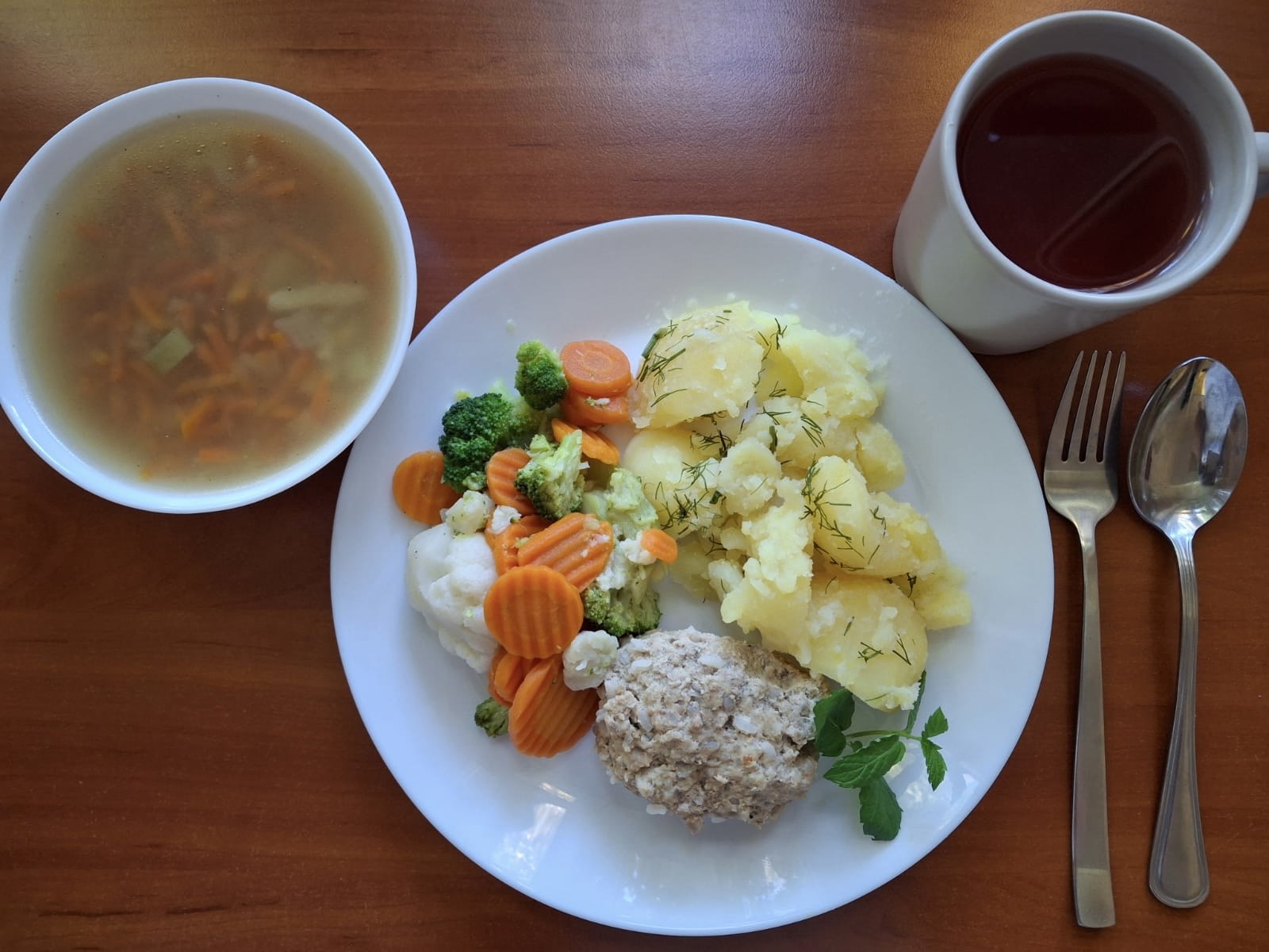 Zupa jarzynowa, kotlet mięsno-ryżowy, ziemniaki gotowane, bukiet warzyw gotowanych, kompot