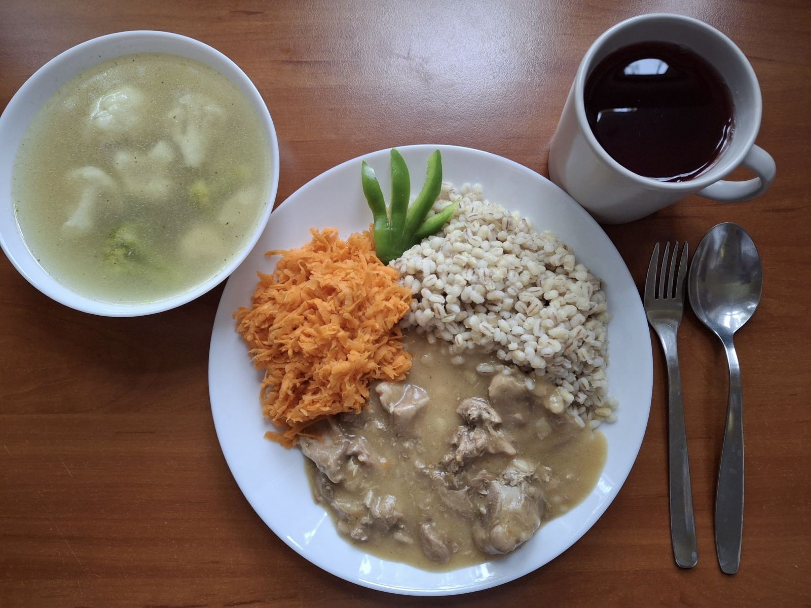 Zupa jarzynowa, gulasz wieprzowy, kasza jęczmienna, surówka z marchewki, kompot