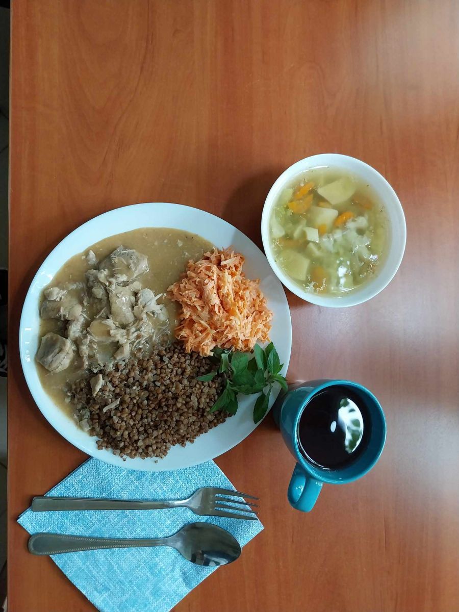 zupa, gulasz z kaszą i sur&oacute;wką z marchewki, kompot