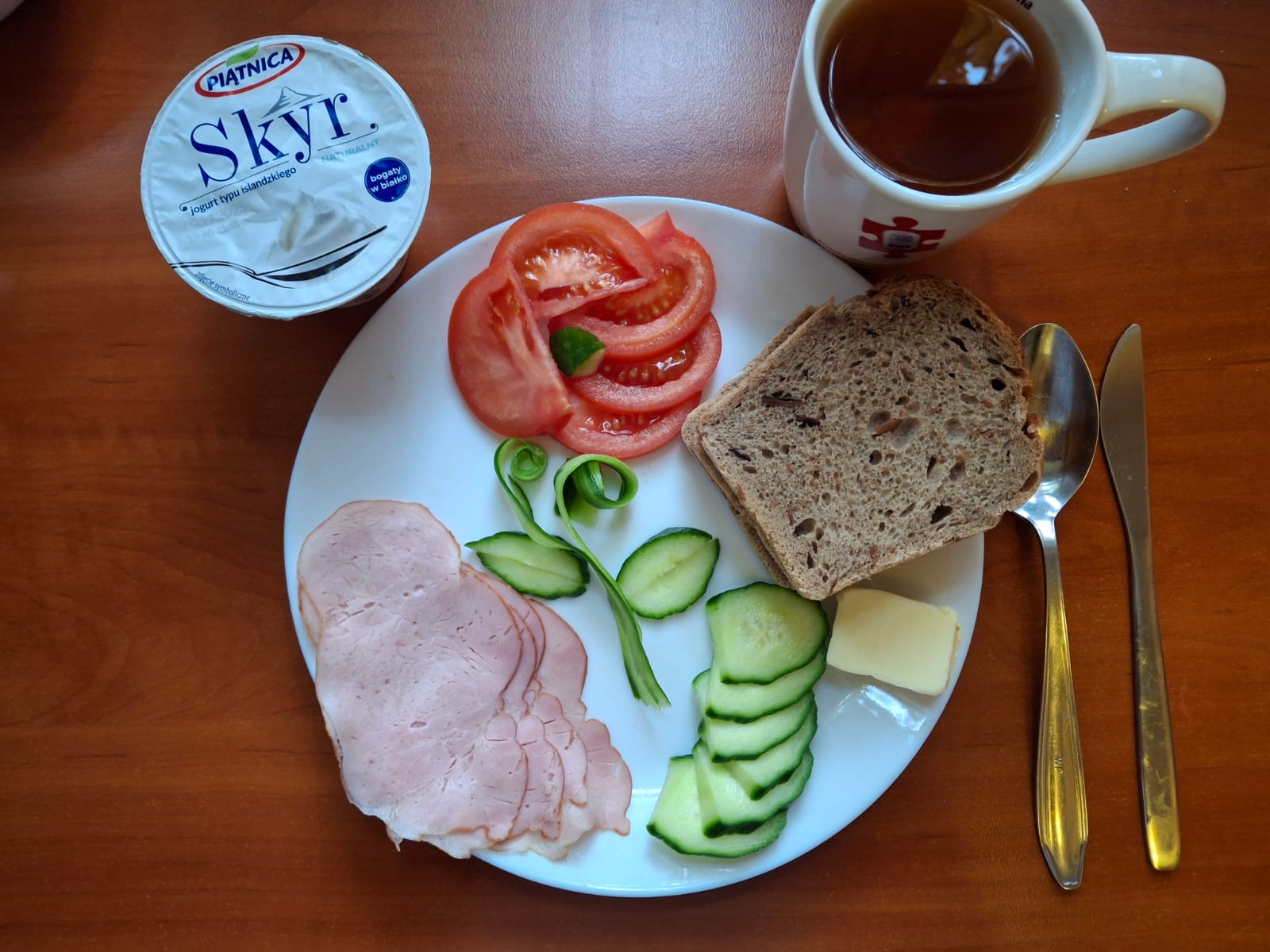 Chleb żytni, pomidor, ogórek, wędlina, herbata