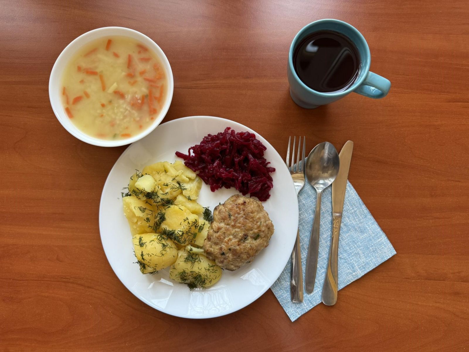 Zupa ryżowa, kotlet pieczony, ziemniaki, buraczki i kompot