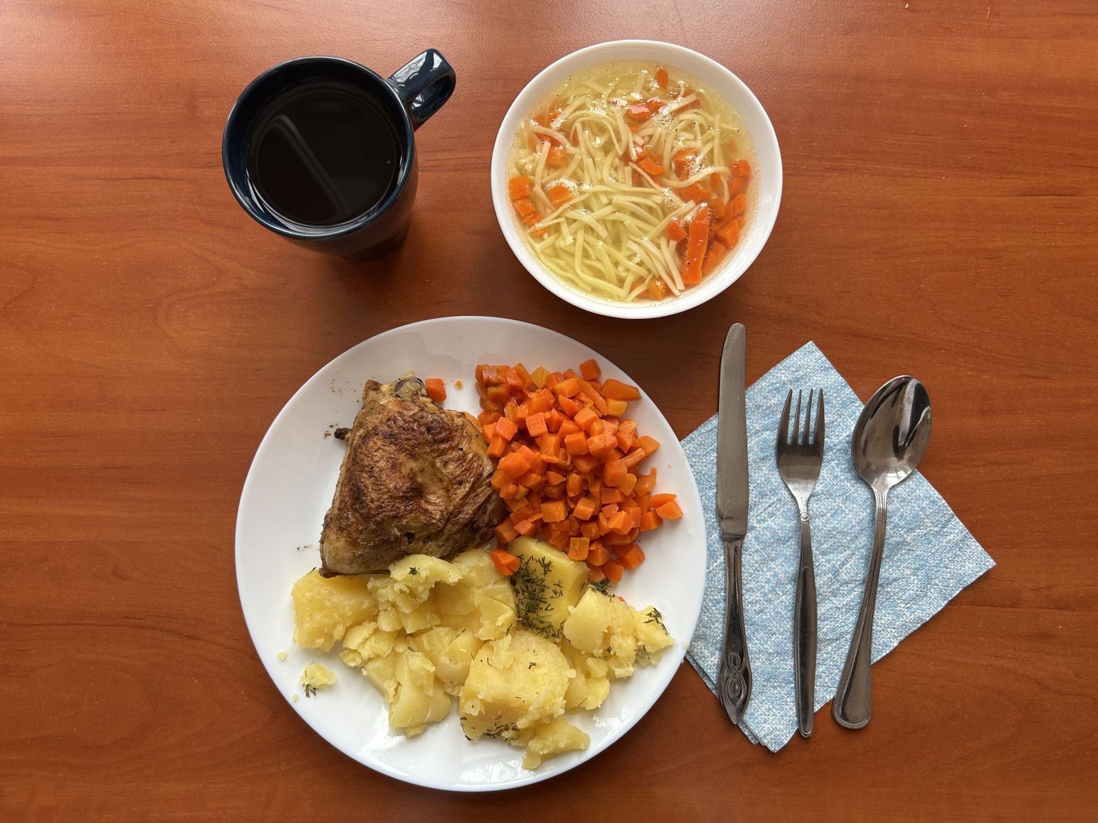 Rosół, pieczone podudzia, ziemniaki gotowane, marchew gotowana, kompot