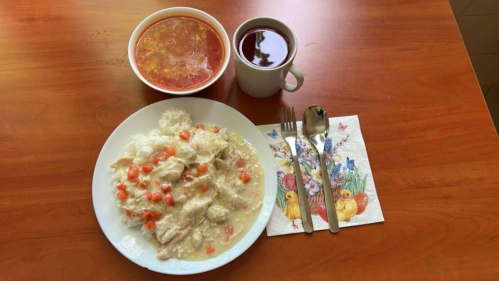 Potrawka z kurczaka, ryż, marchewka gotowana