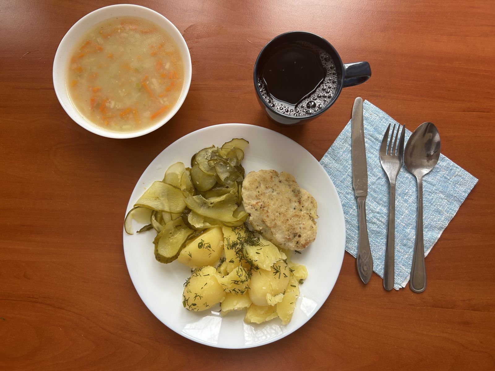 Zupa z soczewicą, kotlet rybny, sałatka z ogórków, ziemniaki i kompot