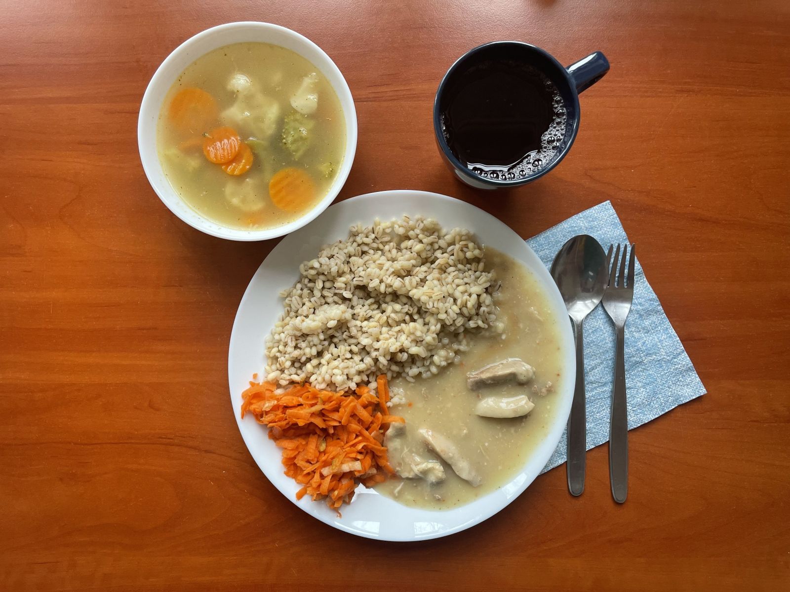 Zupa jarzynowa, kasza jęczmienna pęczak, gulasz drobiowy, marchewka tarta i kompot