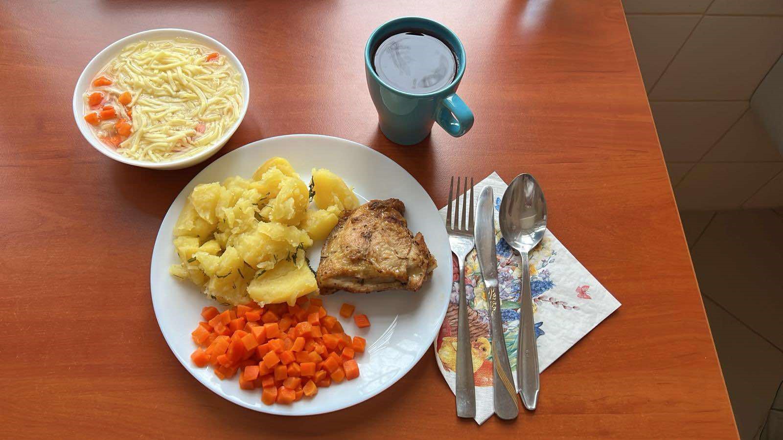 Rosół, pieczone udko z kurczaka, ziemniaki, gotowana marchewka i kompot