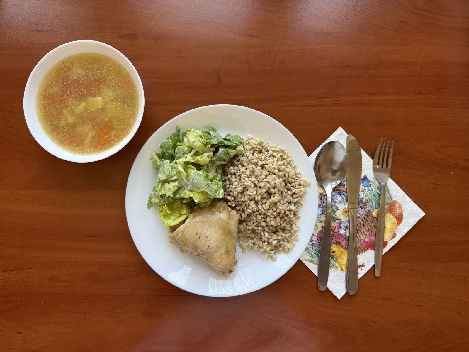 Zupa ziemniaczana, udko z kurczaka, kasza jęczmienna, sałata z jogurtem