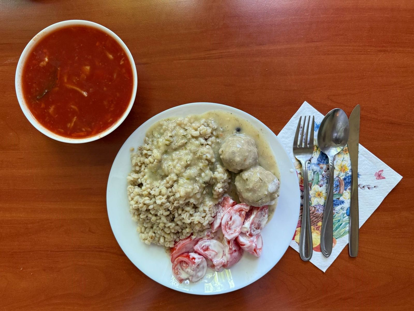 Zupa pomidorowa, pulpety w sosie koperkowym z kaszą jęczmienną i pomidorami z jogurtem