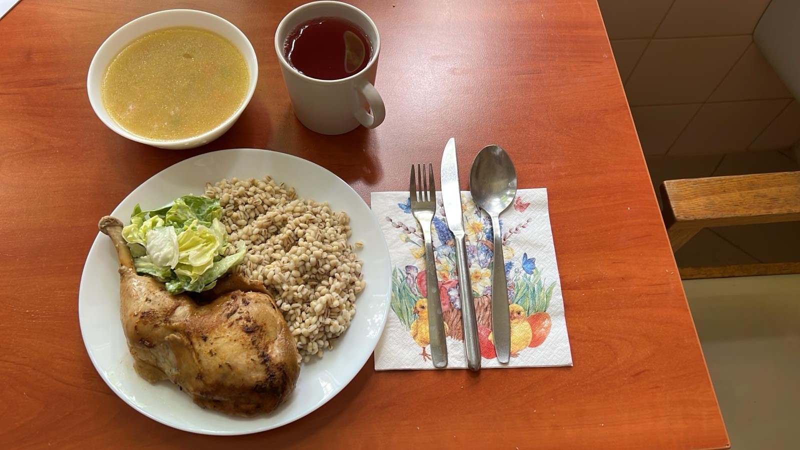 Zupa, udko z kurczaka, kasza jęczmienna, surówka z sałaty, kompot