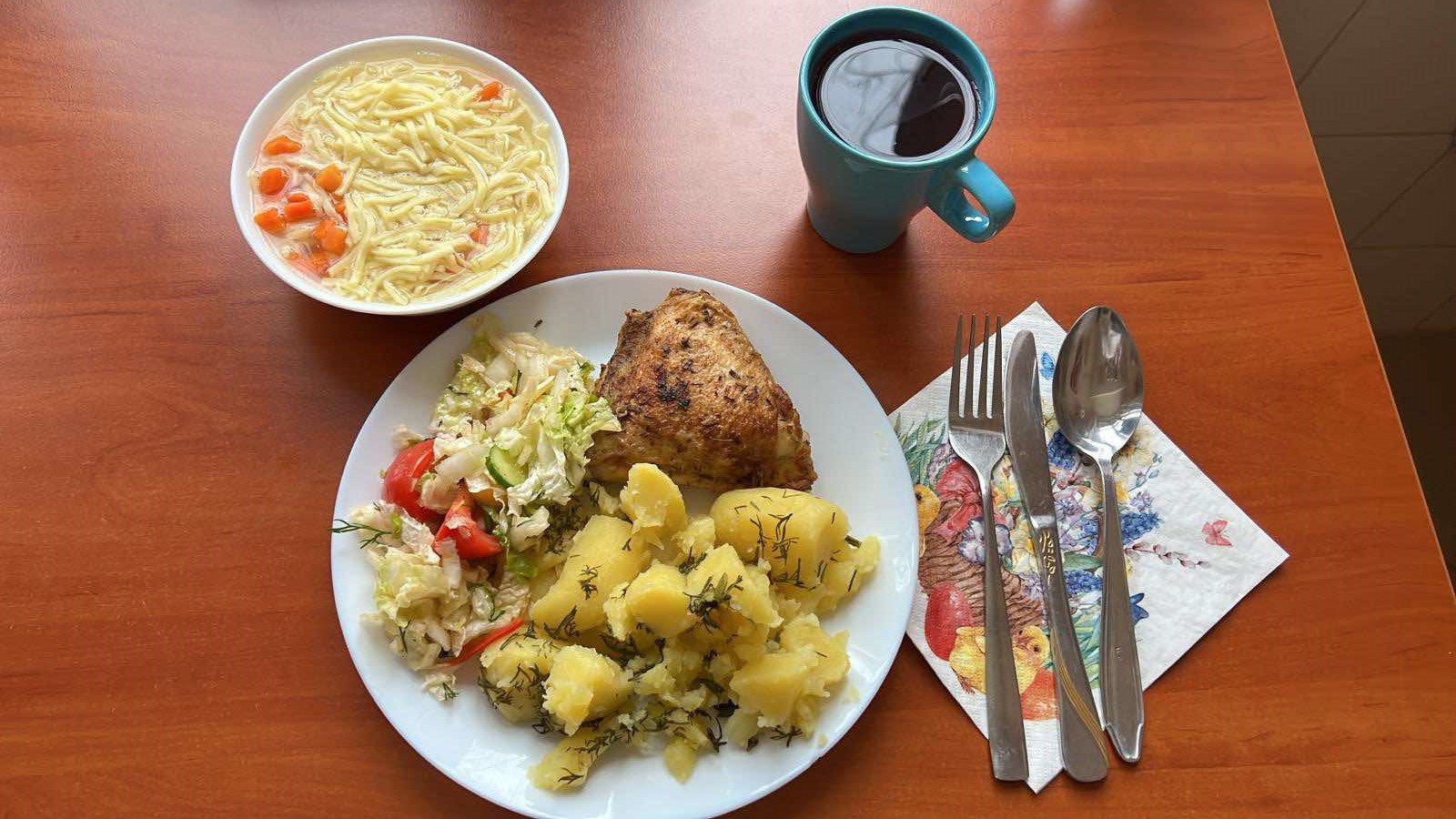 Rosół, udko pieczone z kurczaka, ziemniaki, surówka z kapusty pekińskiej, kompot