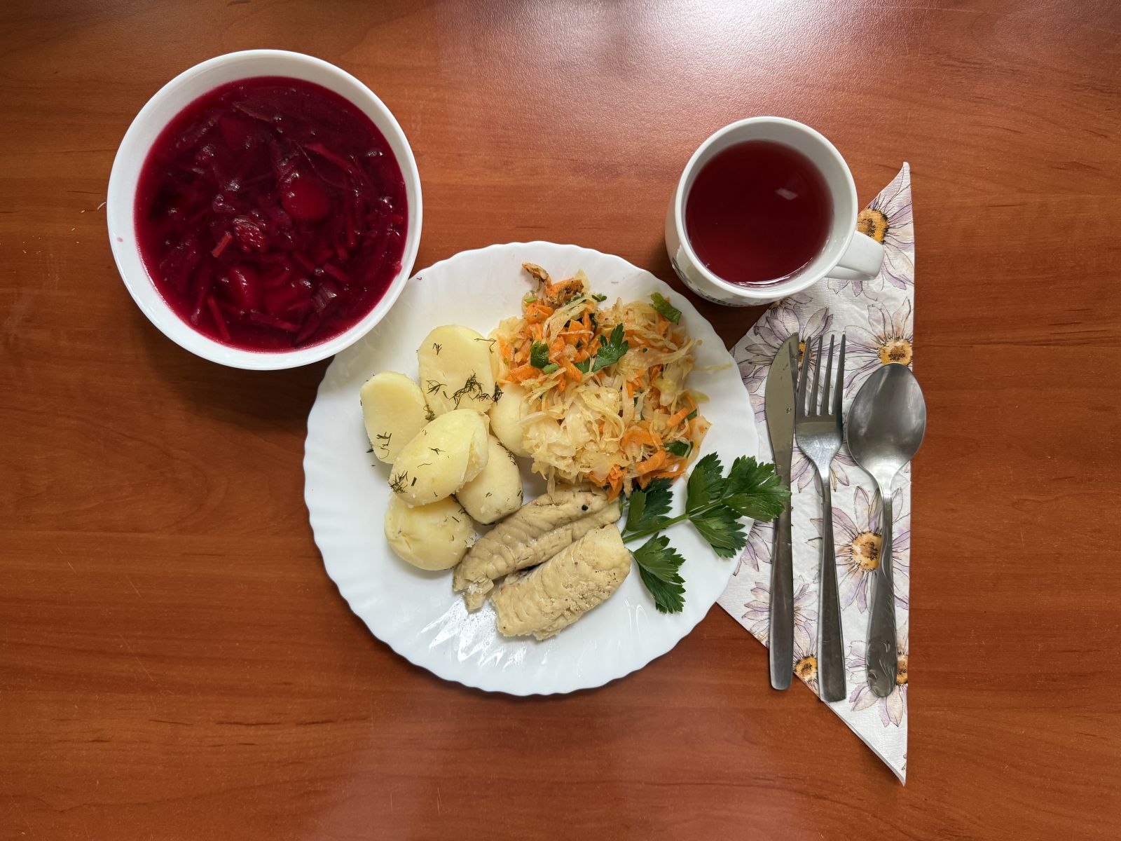 Barszcz, ryba, ziemniaki, surówka i kompot