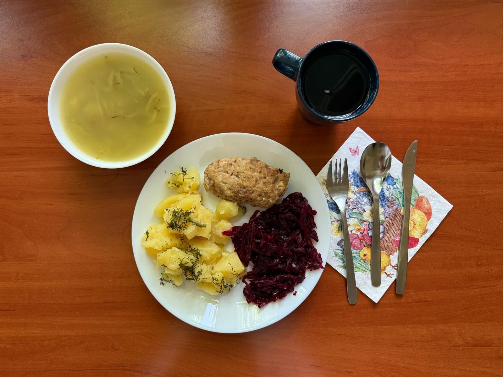 Zupa ogórkowa, kotlet mielony z kurczaka, ziemniaki, buraczki tarte i kompot