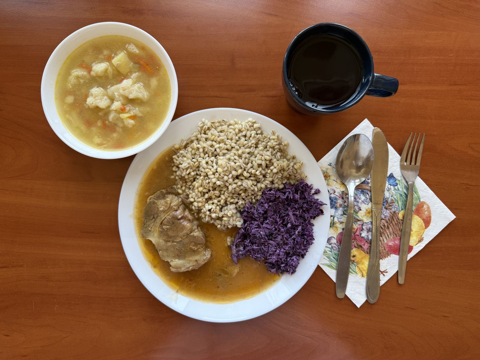 Zupa kalafiorowa, karkówka w sosie, kasza jęczmienna, surówka z czerwonej kapusty