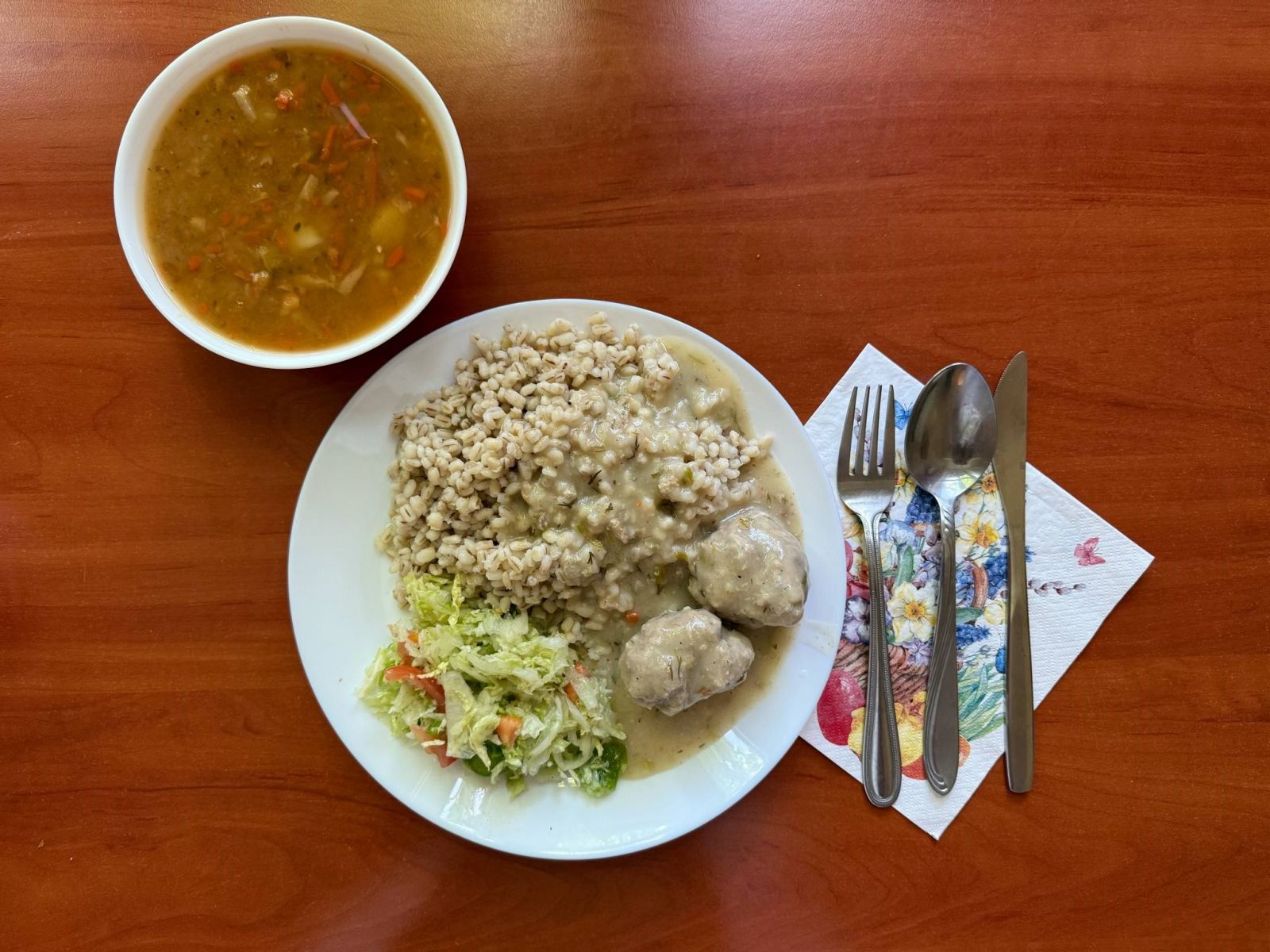 Zupa grochowa, pulpety w sosie koperkowym z kaszą jęczmienną i surówka z kapusty