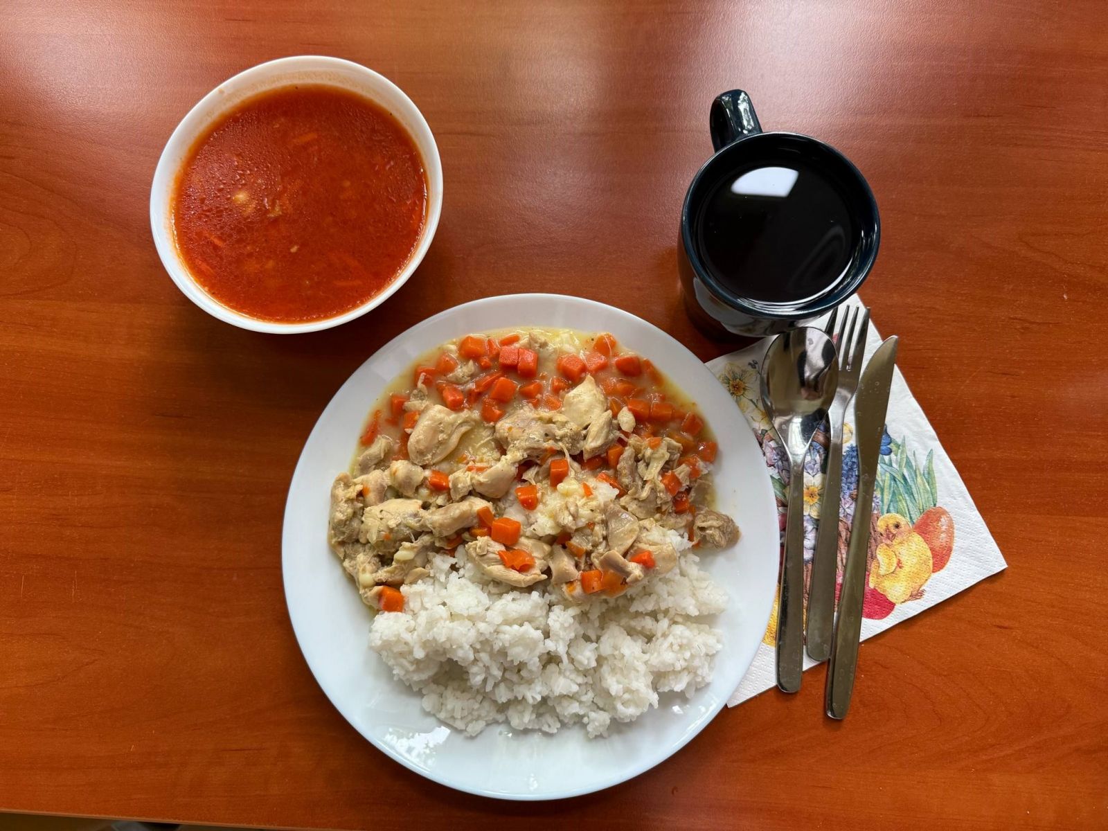 Zupa pomidorowa, potrawka z kurczakiem i warzywami, ryż i kompot