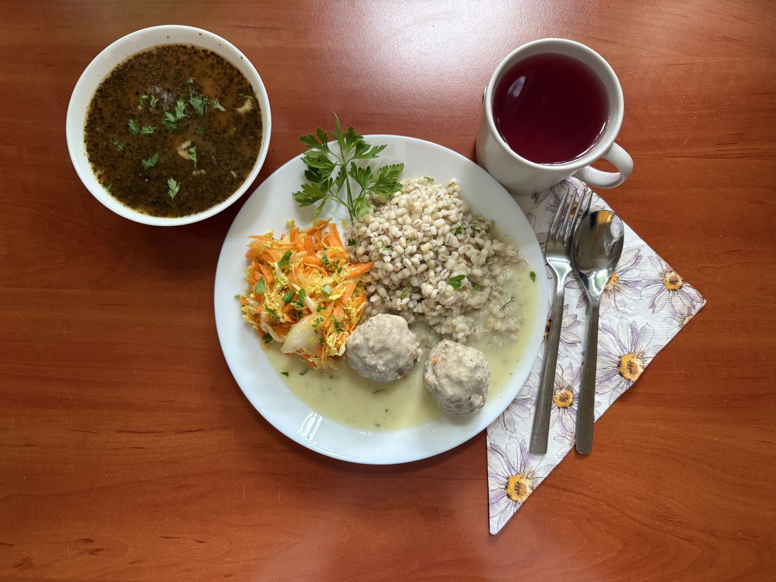 Zupa grochowa, pulpety w sosie koperkowym, kasza pęczak, surówka i kompot