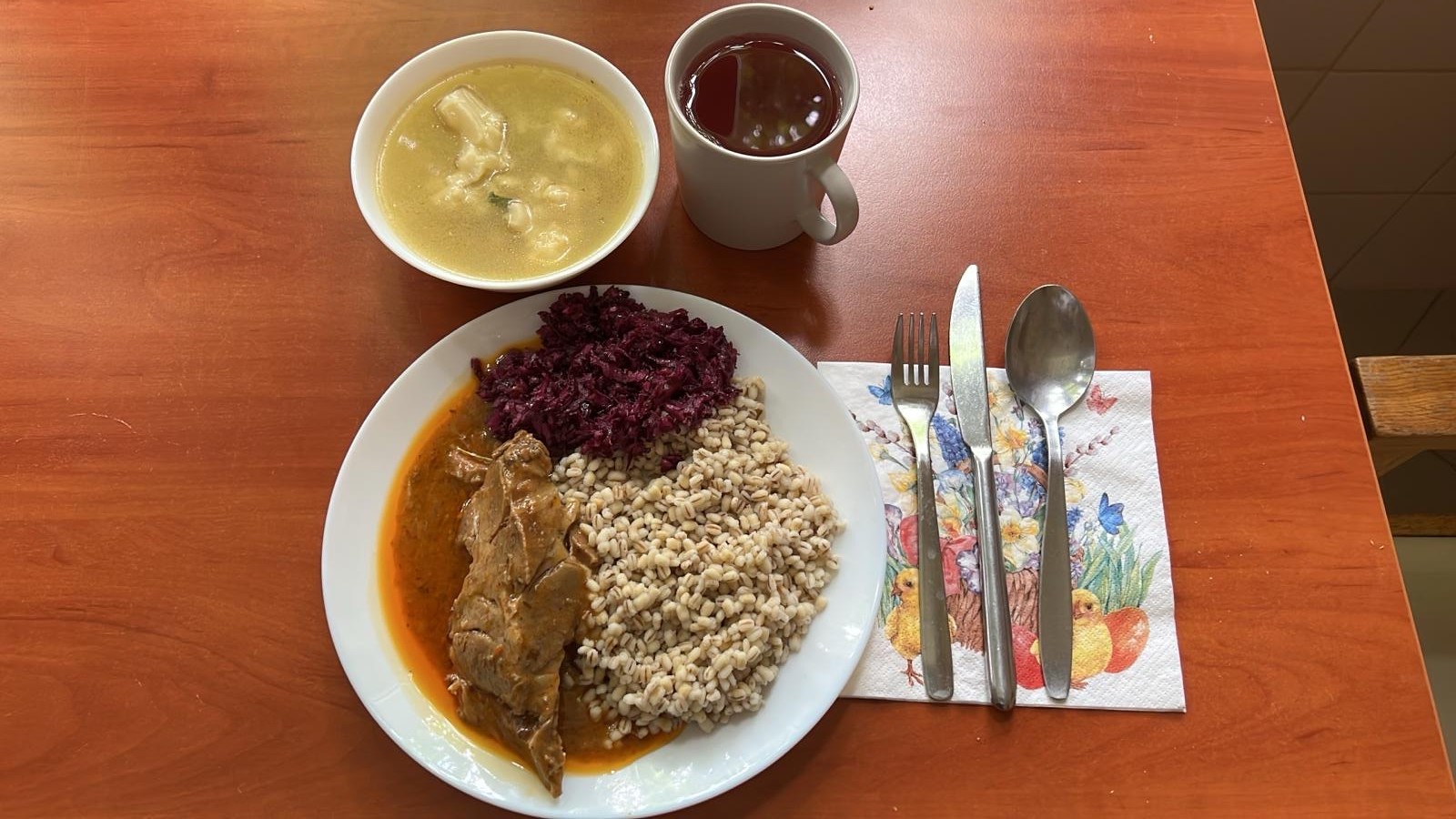 Zupa kalafiorowa, karkówka w sosie, kasza jęczmienna, surówka, kopmot