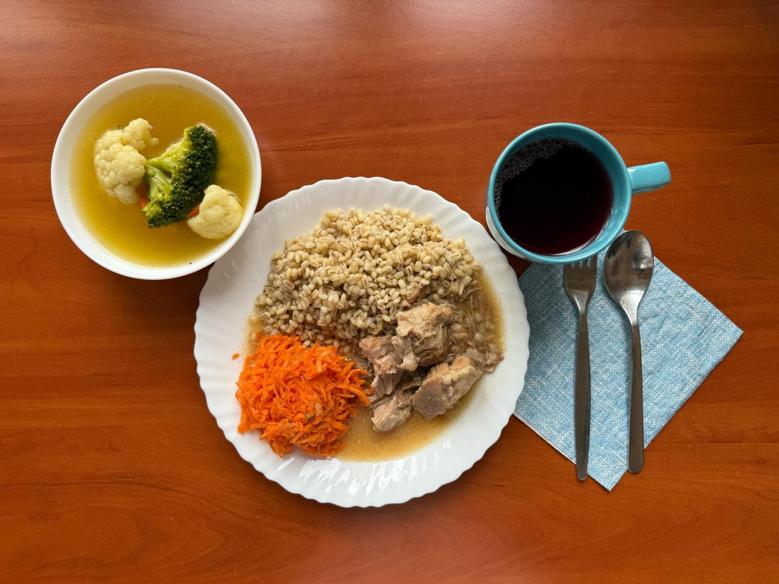 Gulasz wieprzowy z kaszą jęczmienną pęczak, tarta marchewka, zupa jarzynowa i kompot 