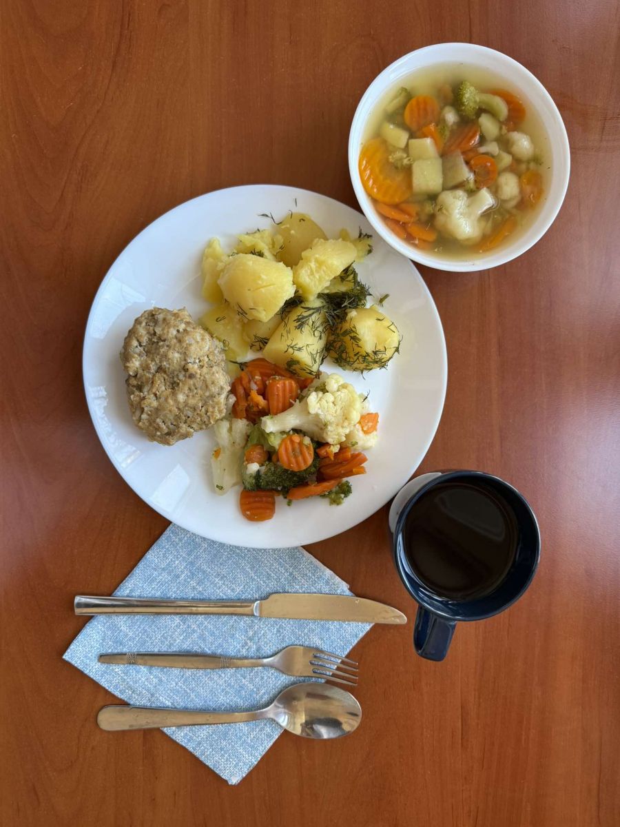 Zupa jarzynowa, kotlet ryżowo-mięsny, ziemniaki, bukiet warzyw i kompot