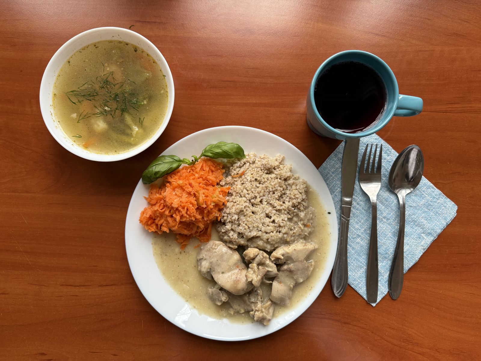 Zupa jarzynowy, gulasz z indyka, marchewka tarta oraz kompot