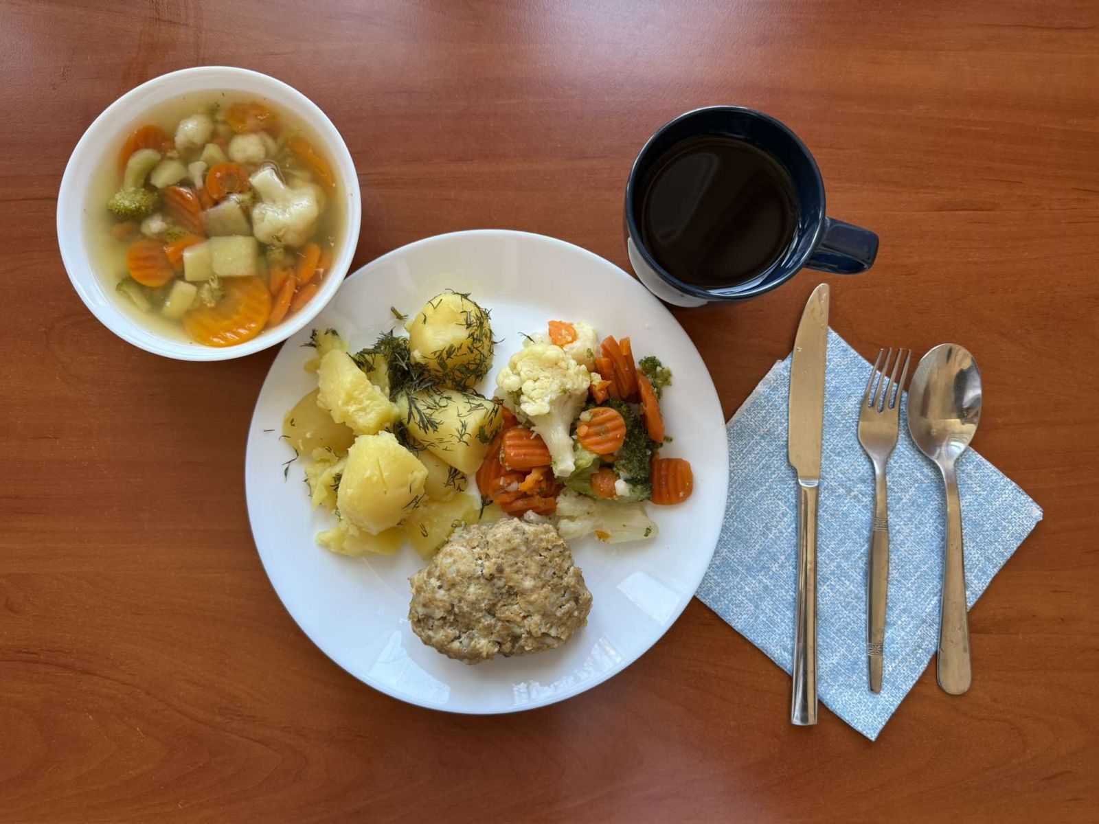 Krupnik z kaszą jaglaną, bukiet warzyw, ziemniaki, kotlet rybny