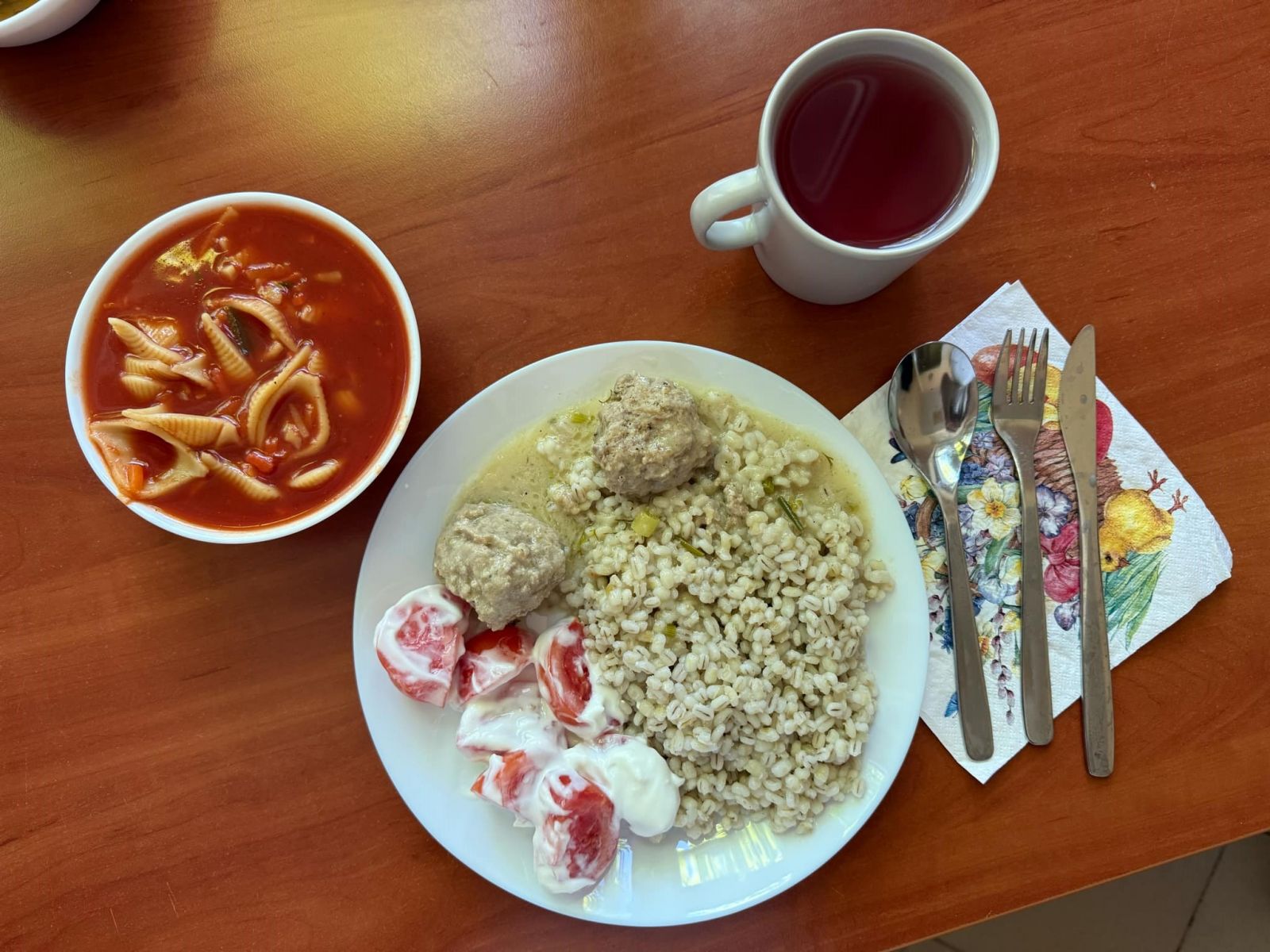 Zupa pomidorowa, pulpety w sosie koperkowym, kasza jęczmienna, pomidory i kompot