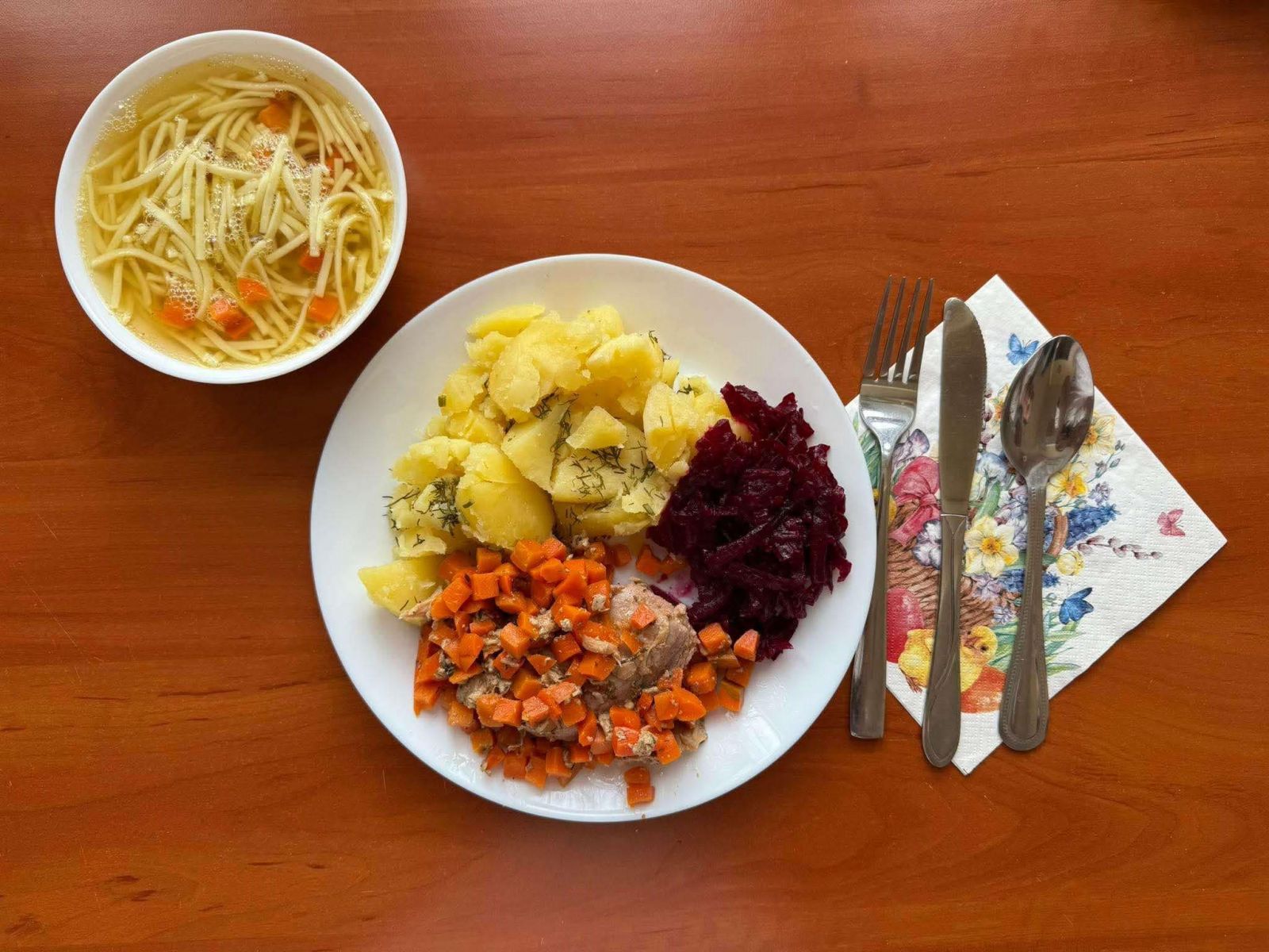 Rosół, schab duszony z warzywami, ziemniaki, buraczki