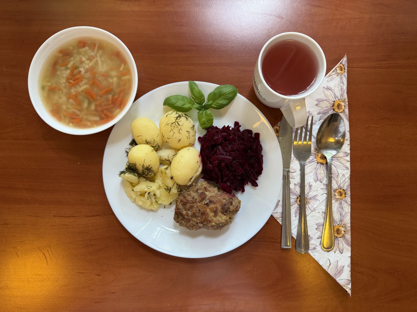 Zupa ryżowa, kotlet mielony, ziemniaki gotowane, buraki tarte, kompot