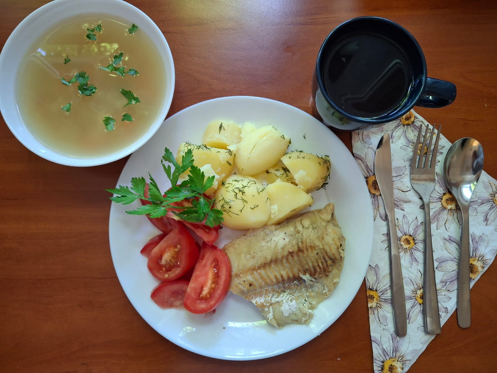 Zupa grysikowa, ryba, ziemniaki, pomidory w oleju i kompot