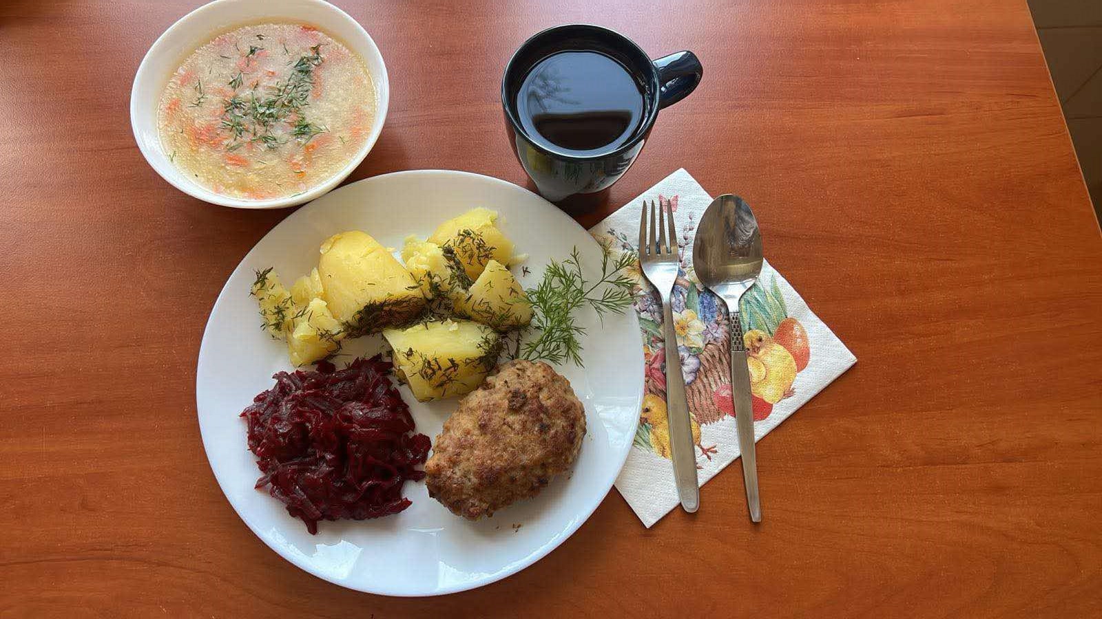 Zupa ryżowa, kotlet mielony pieczony, ziemniaki gotowane, buraki tarte, kompot