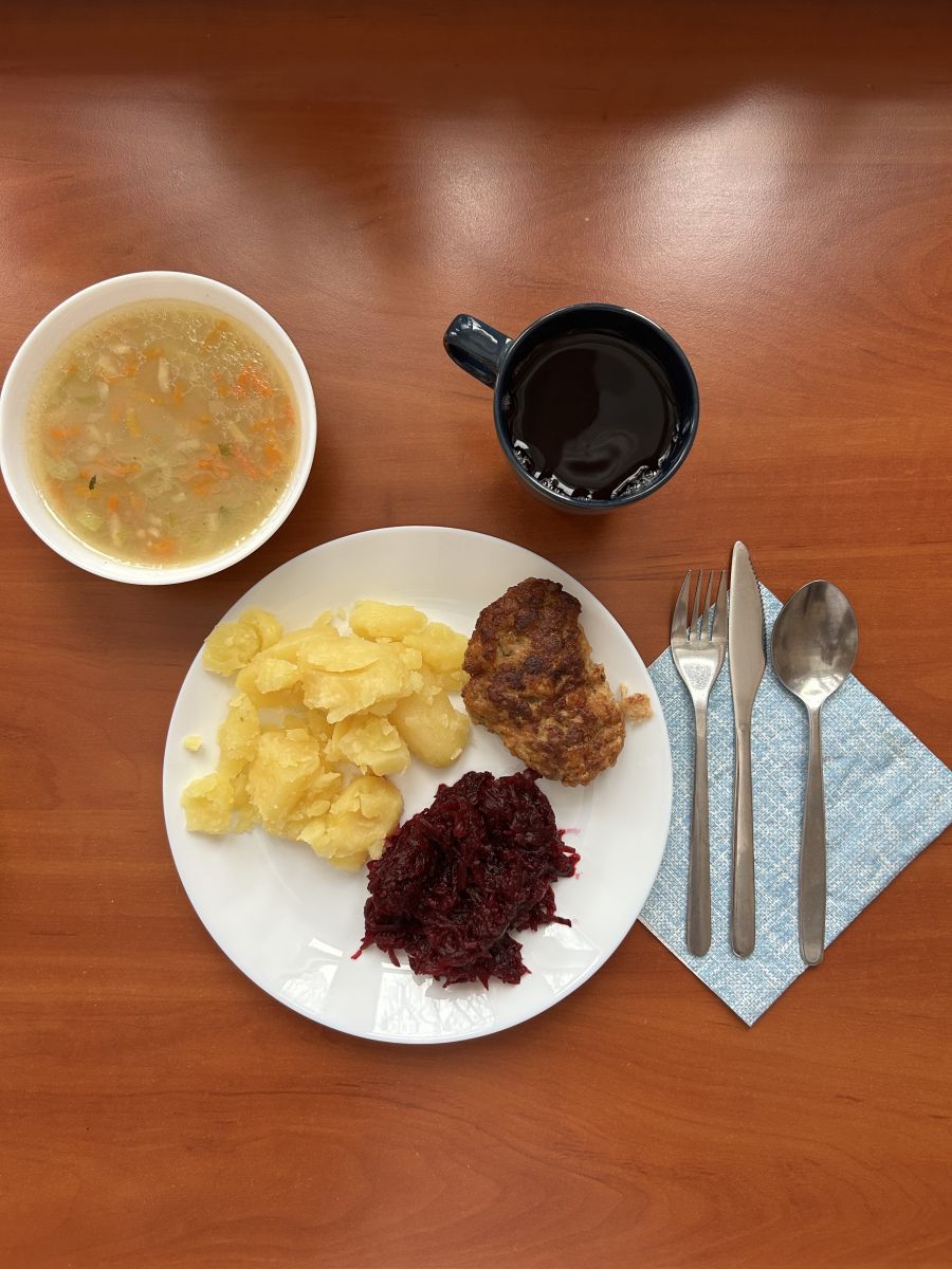 Zupa ryżowa, kotlet pieczony mielony, ziemniaki, buraki i kompot