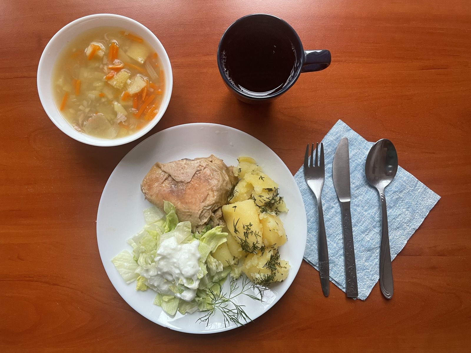 Zupa ziemniaczana, noga z kurczaka, ziemniaki, sałata z jogurtem, kompot