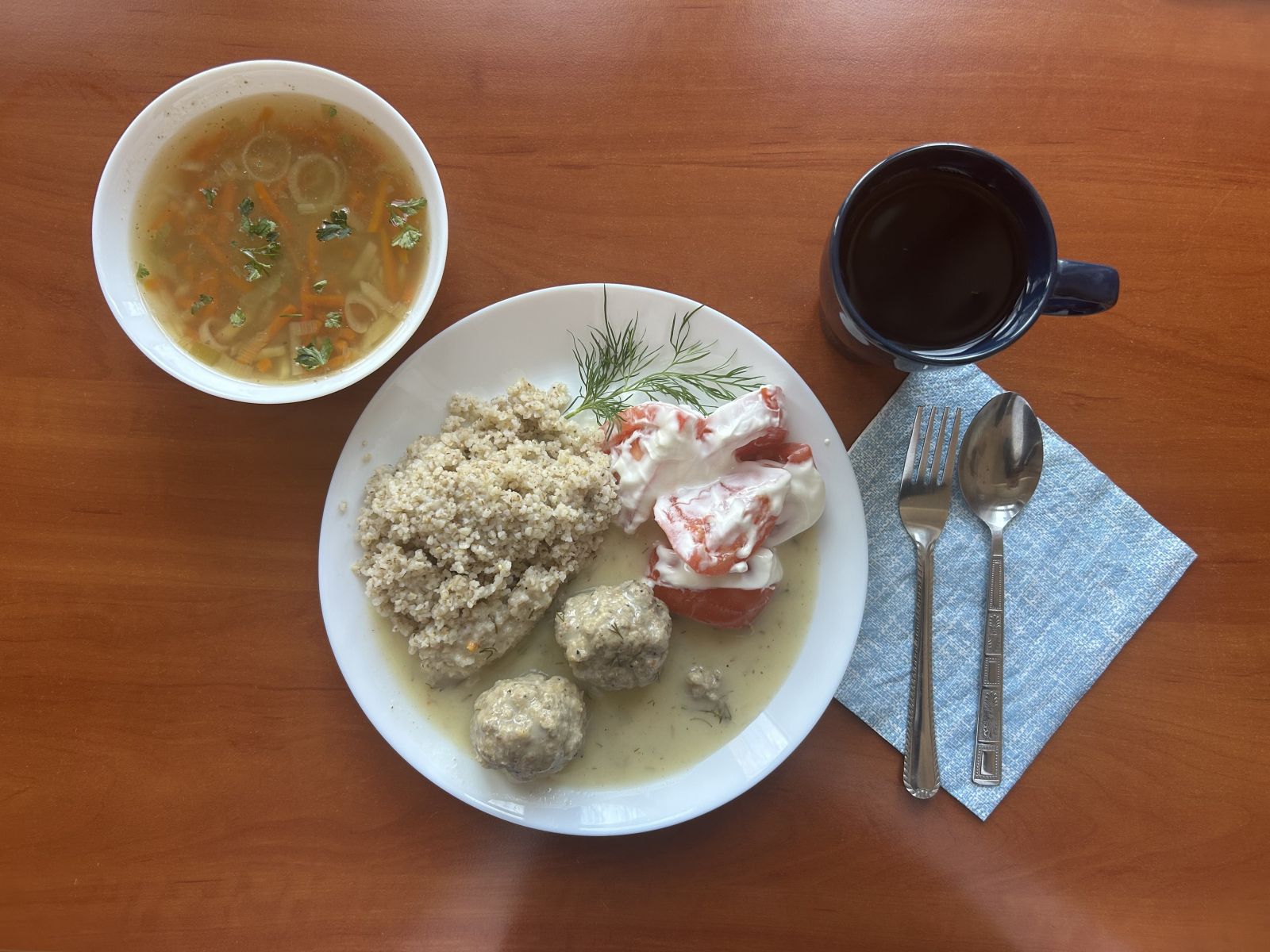 Zupa ryżowa, pulpety w sosie koperkowym z kaszą jęczmienną oraz pomidory z jogurtem