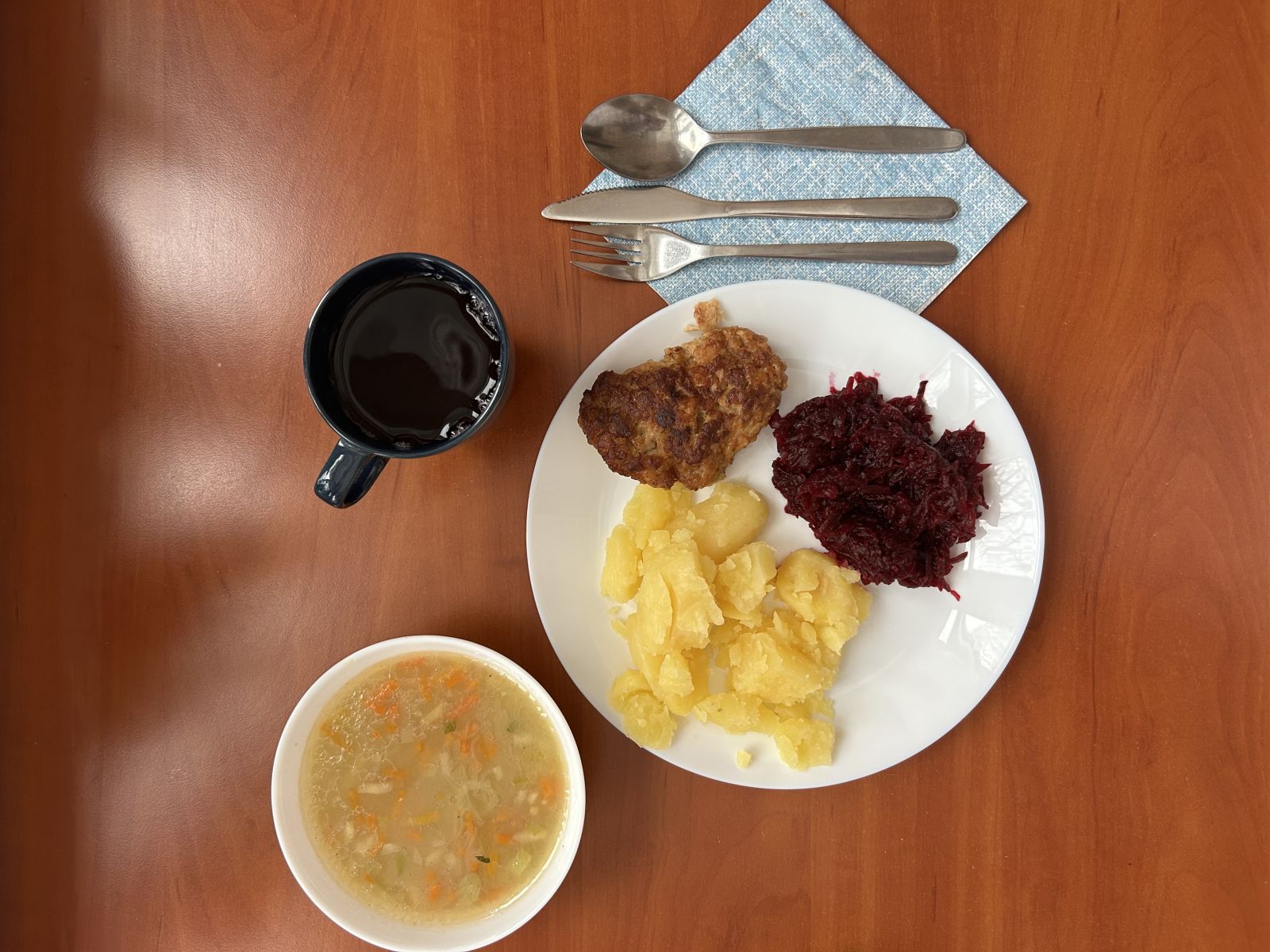 Zupa ryżowa, kompot, ziemniaki, kotlet mielony pieczony i buraczki