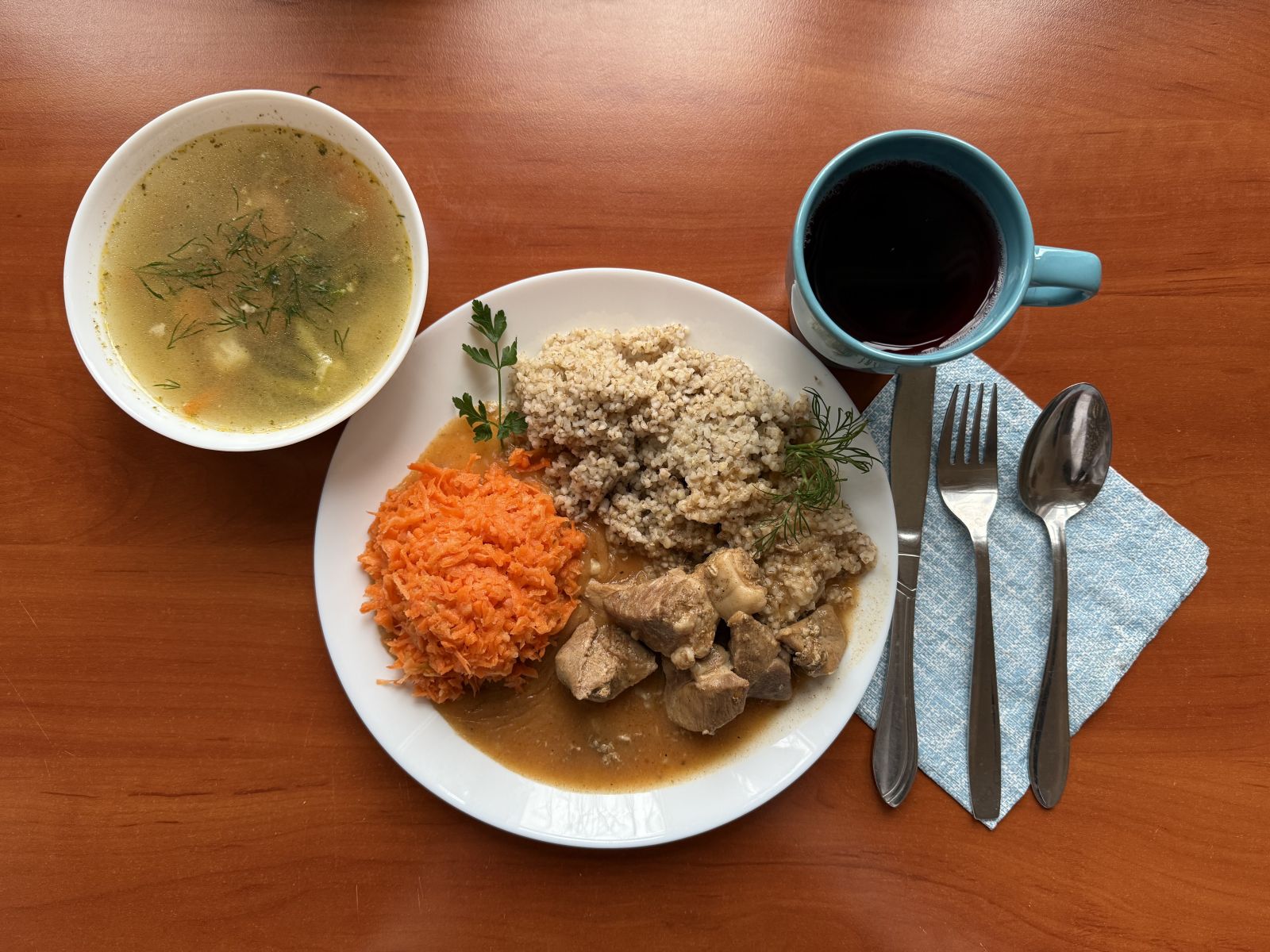 Zupa jarzynowa, gulasz wieprzowy, ziemniaki, marchewka i kompot