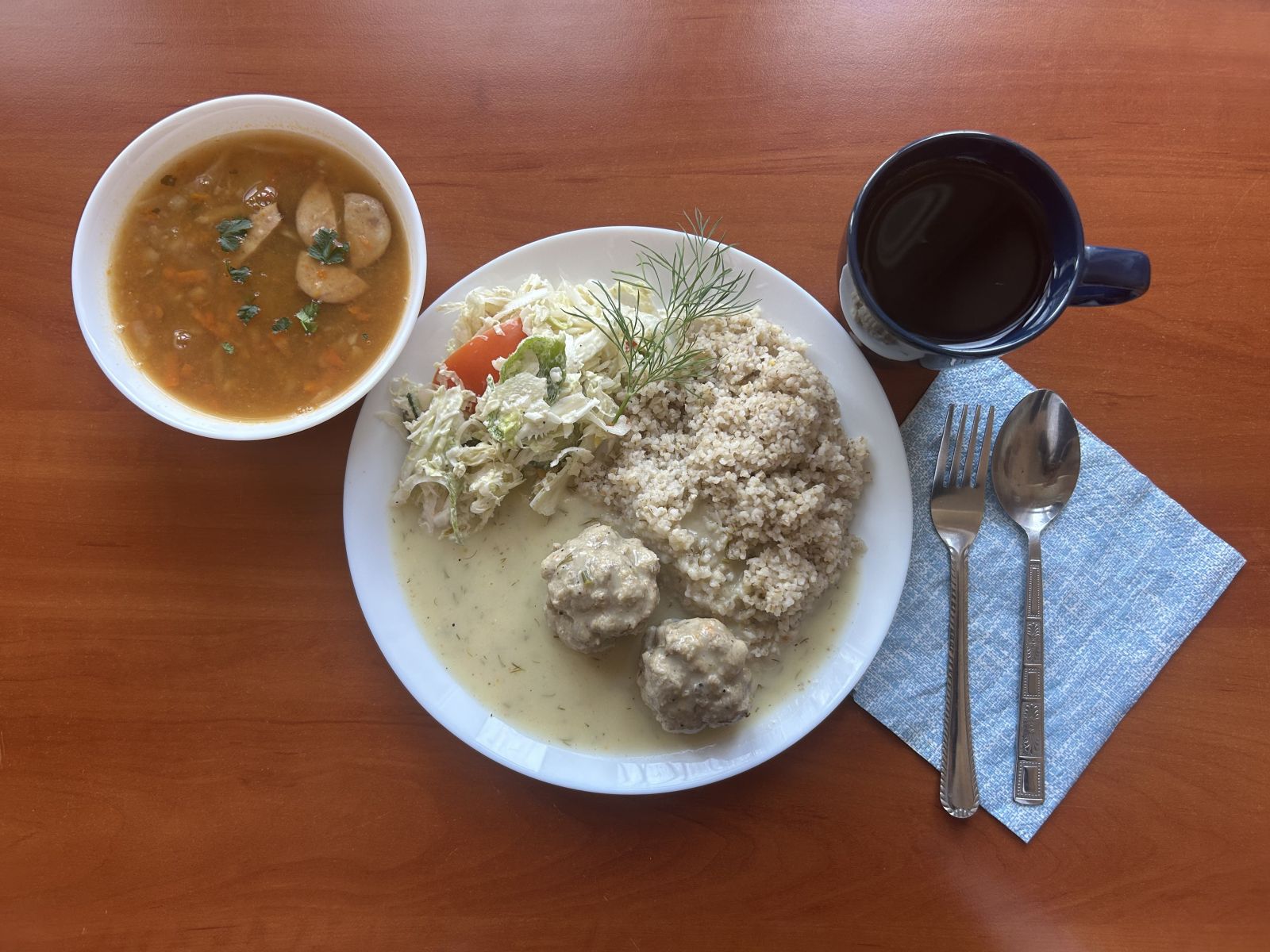 Zupa grochowa, pulpety w sosie koperkowym z kaszą jęczmienną oraz bukiet warzyw