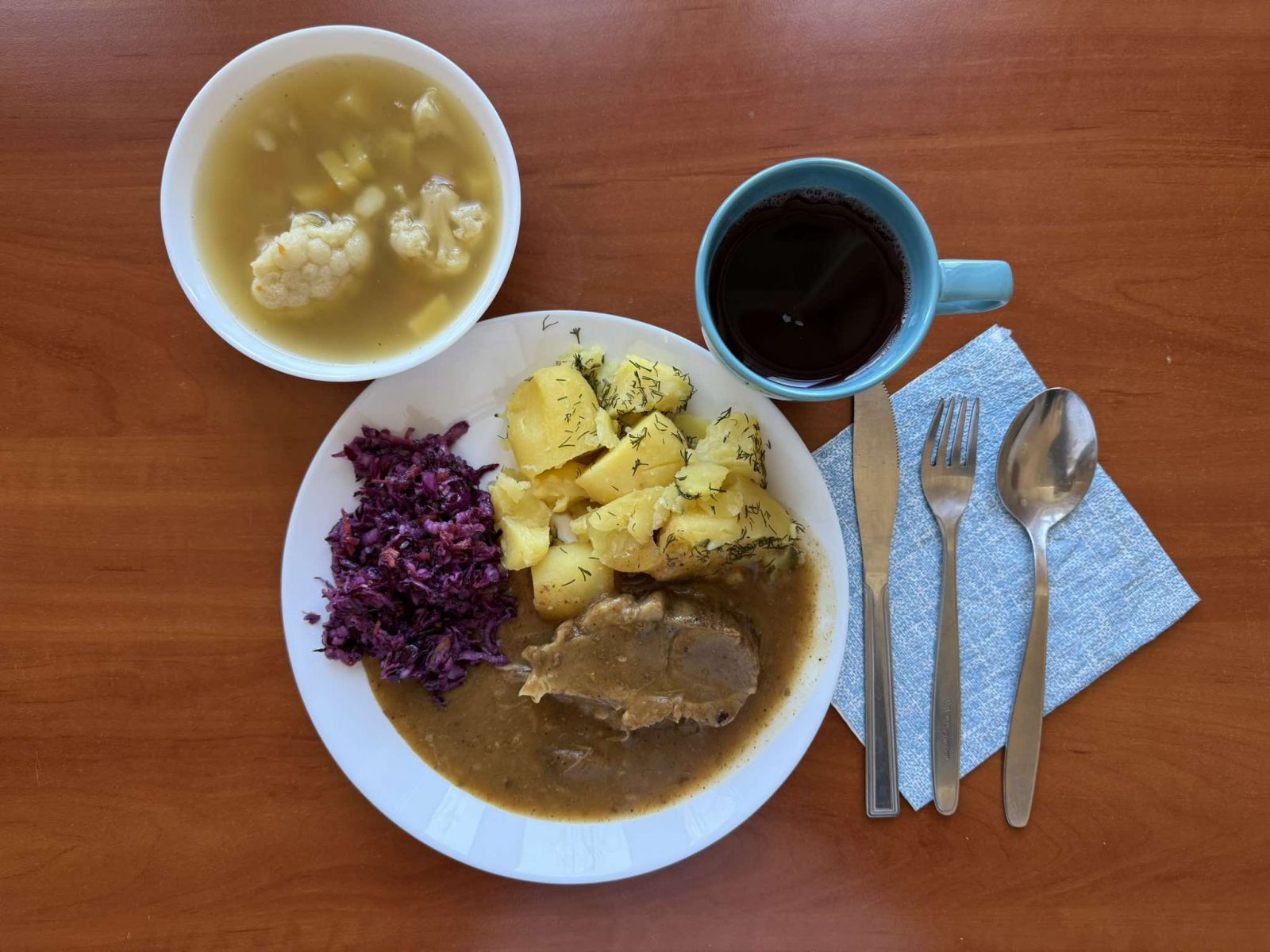 Karkówka w sosie, ziemniaki, surówka, kompot i zupa kalafiorowa