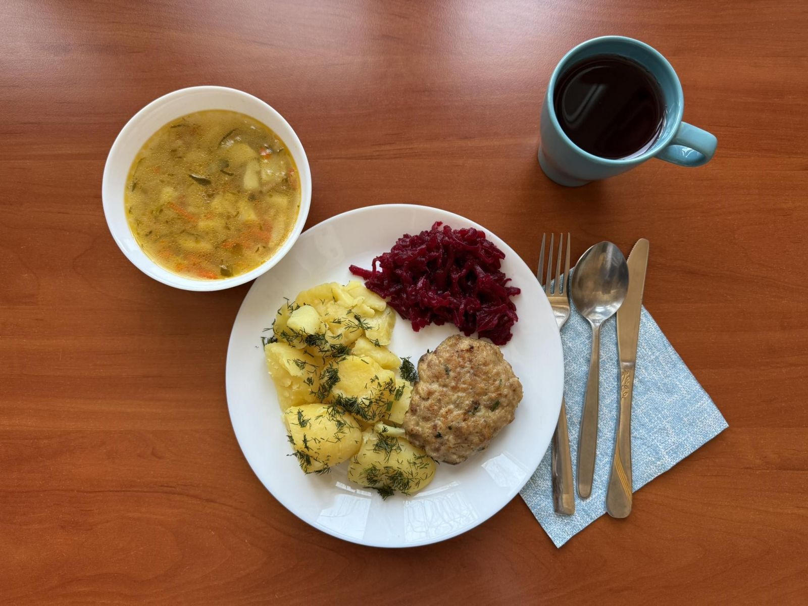 Zupa ogórkowa, kotlet pieczony, ziemniaki, buraczki i kompot